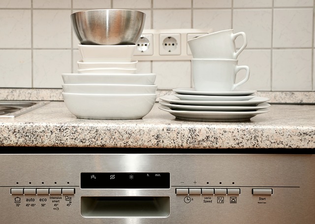 Mýt nádobí v ruce nebo si koupit myčku, co se nám doma vyplatí? post thumbnail image